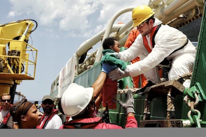 Personal de Médicos Sin Fronteras comienzan a trasladar a los migrantes al interior del barco, Dignity I.