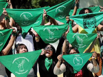 Un grupo de mujeres sostienen pañuelos verdes en una protesta por el aborto legal y seguro en Ciudad de México en febrero de 2020.