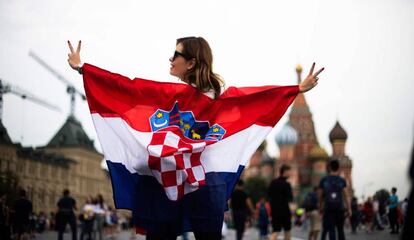 Torcedora croata na Praça Vermelha na véspera da final.