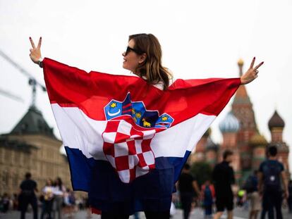 Torcedora croata na Praça Vermelha na véspera da final.