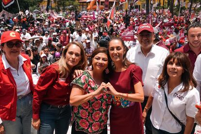 Clara Brugada, candidata a Jefa de Gobierno, y Claudia Sheinbaum, candidata a la presidencia por la coalición "Sigamos haciendo Historia", durante un mitin en Coyoacán, en la Ciudad de México, el 05 de mayo de 2024.