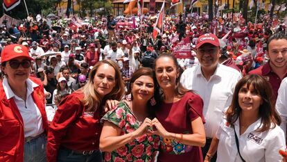 Clara Brugada, candidata a Jefa de Gobierno, y Claudia Sheinbaum, candidata a la presidencia por la coalición "Sigamos haciendo Historia", durante un mitin en Coyoacán, en la Ciudad de México, el 05 de mayo de 2024.