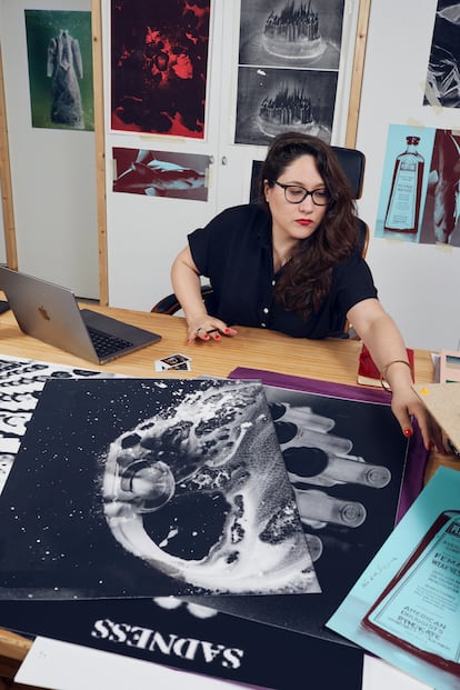 Representada por la galería parisiense Les Filles du Calvaire y por la valenciana Set Espai d’Art, Laia Abril reside entre Barcelona y Suiza, donde es profesora de la Universidad de Diseño, Cine y Arte de Lucerna.