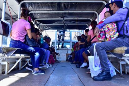 Agentes de la Guardia Nacional trasladan a personas hacia la periferia de Acapulco, debido a la escasez de transporte público, el 15 de enero.
