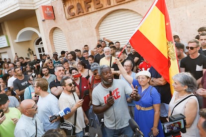 El periodista Bertrand Ndongo (centro), durante una manifestación no autorizada y promovida por grupos de ultraderecha en redes sociales en Torre Pacheco, el 15 de julio.