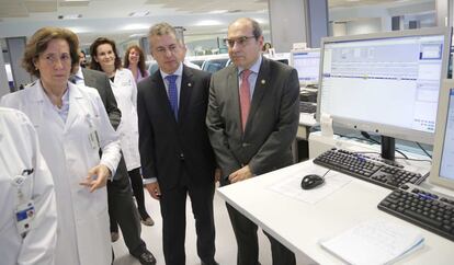 El lehendakari, Iligo Urkullu, y el consejero de Salud, Jon Darpón, durante su visita al Hospital Donostia.