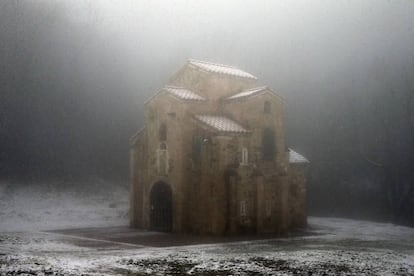 Monumento prerrománico de San Miguel de Lillo durante la nevada en Oviedo, el 7 de febrero de 2018.