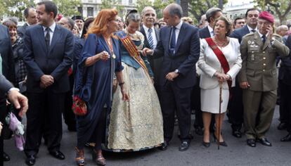 Jorge Alarte, Carmen Alborch, la fallera mayor de 2010, María Pilar Giménez, el presidente Camps y la alcaldesa de Valencia, Rita Barberá, ayer en la procesión.