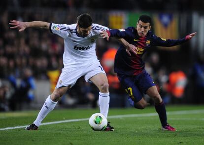 Xabi Alonso pelea el balón con Pedro.