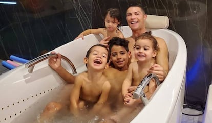 Cristiano Ronaldo y sus hijos en una imagen de Instagram.