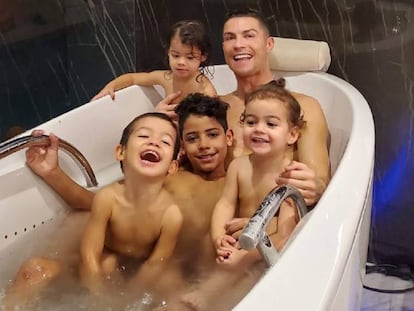 Cristiano Ronaldo y sus hijos en una imagen de Instagram.