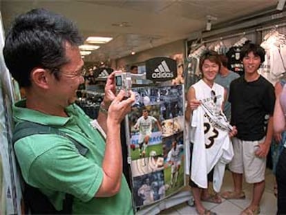 Turistas japoneses en la tienda del Real Madrid, en el estadio Santiago Bernabeu.