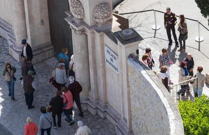 La entrada de los visitantes se realizará por la puerta principal de Marivent, que podrán visitar la zona ajardinada por tiempo ilimitado. En la foto, visitantes entran a los jardines por la puerta principal.