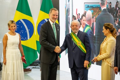 El rey de España, Felipe VI, saluda a Lula, nuevo presidente de Brasil, durante una sesión fotográfica tras la ceremonia de investidura. Observan la vicepresidenta segunda de España, Yolanda Díaz Pérez, y la esposa del brasileño, Janja.