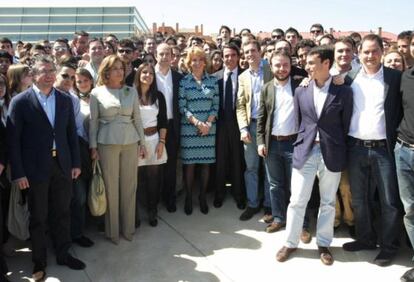 Encuentro de Nuevas Generaciones en Torrejón en 2011. En primera fila, Ana Botella (segunda por izquierda), Esperanza Aguirre (quinta), José María Aznar (sexto) y Ángel Carromero (octavo).