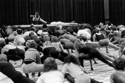 Jane Fonda dando una de sus clases en Denver, en 1982. «Viajé por todo el país para reunir fondos para las campañas de Tom dando clases multitudinarias».