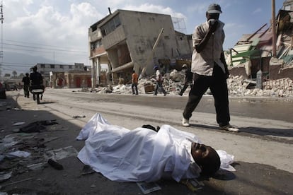 O cadáver de um homem em uma rua de Porto Príncipe após mais de uma semana do terremoto (20/01/2010).