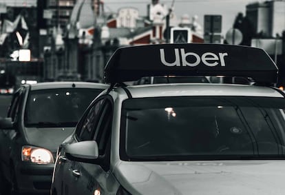 Coche con logo de Uber en su techo