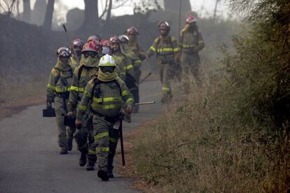 Brigadistas en un incendio forestal de Negreira en el verano de 2010.