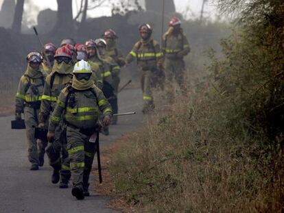 Brigadistas en un incendio forestal de Negreira en el verano de 2010.