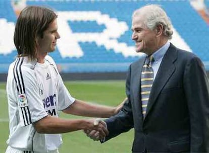 Calderón saluda a Gago en el césped del Bernabéu ayer durante la presentación del argentino.