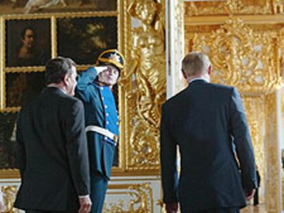 Putin (derecha) y Schröder, ayer en el palacio de Catalina de San Petersburgo.