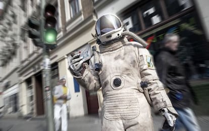 Una viandante vestida de astronauta en la calle de Karl Marx, en Berlín.