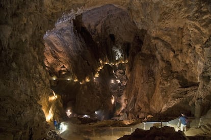 Las grutas de Škocjan forman un sistema de cuevas calizas atravesado por el río Reka, con una red de galerías de seis kilómetros de longitud, a más de 200 metros de profundidad, en la región de Kras (Karst), en Eslovenia, que ha dado su nombre a este tipo de formaciones geológicas. La Cámara Martelova tiene más de 120 metros de ancho, 300 de longitud y 146 metros de altura.