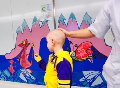 Los niños ingresados en el hospital Sant Joan de Deu de Barcelona disfrutan dibujando con el dedo sobre las ilustraciones de la pared