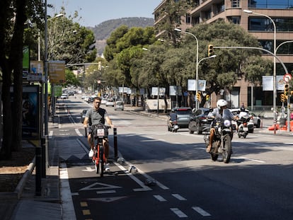 El carril bici de la Via Augusta, en Barcelona, en una imagen de este verano.