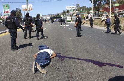 Uno de los dos muertos en el enfrentamiento entre estudiantes y policías en Chilpancingo, Guerrero (México).