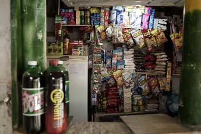 Productos apilados en una de las tiendas de la favela Dilma Rousseff, en Río.