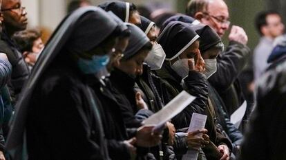 Varias monjas, entre otros asistentes a una misa por la salud de Benedicto XVI, el pasado viernes en Roma.