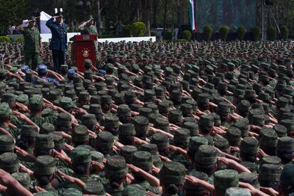 El exsecretario de la Defensa Salvador Cienfuegos Zepeda ofreció disculpas a los mexicanos por actos de tortura. En un acto en donde se congregó a 25.000 efectivos en el Campo Militar número 1, el 16 de abril 2016. 