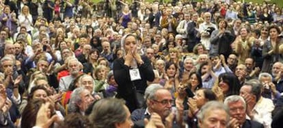 Carla Artés, nieta recuperada por las Abuelas de Plaza de Mayo, lanza un beso a Cándido Méndez durante el acto de apoyo al juez Garzón, ayer en la Complutense.