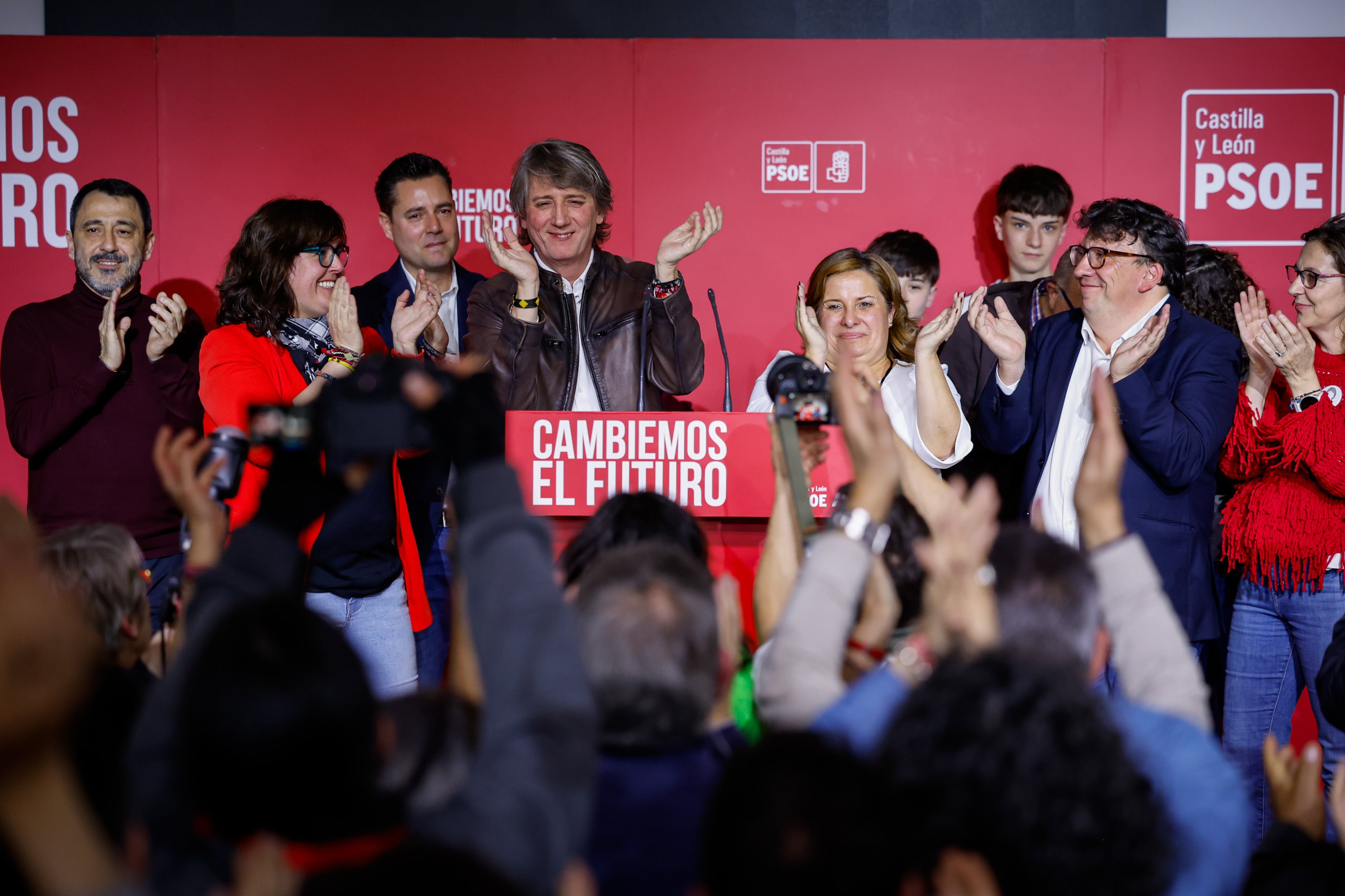 Carlos Martínez da oxígeno al PSOE con dos escaños más y un leve repunte en votos
