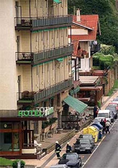 Fachada del hotel tras la explosión de la bomba.