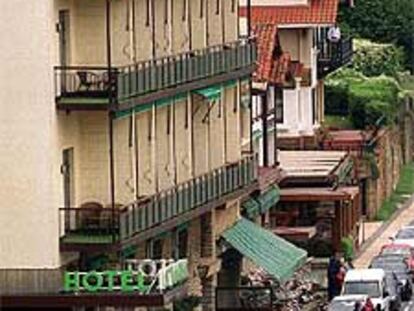 Fachada del hotel tras la explosión de la bomba.