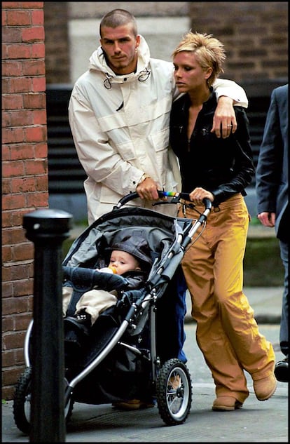 David y Victoria Beckham, paseando con su primer hijo, Brooklyn.
