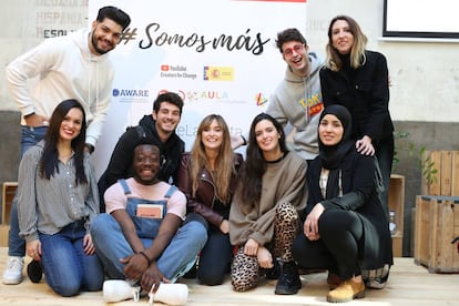 Los 'youtubers' participantes en la campaña 'Somos más'.