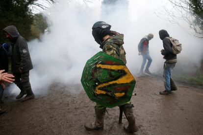 Los agentes han respondido con gases lacrimógenos y granadas aturdidoras y de humo a las piedras, los ladrillos y los cócteles molotov de los llamados 'zadistas', según la cadena francesa BFMTV. Un gendarme ha resultado herido, tal y como han recogido los medios franceses. En la imagen, manifestantes envueltos en los gases lacrimógenos, el 9 de abril de 2018.