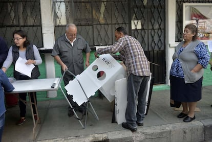 La gente prepara una casilla electoral en Texcoco, Estado de México el 4 de junio de 2017, durante la elección estatal.