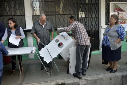 Funcionarios del IEEM preparan una casilla en Texcoco, para las elecciones en el Estado de México.