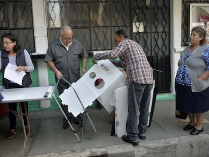 Funcionarios del IEEM preparan una casilla en Texcoco, para las elecciones en el Estado de México.