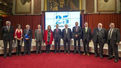 El lehendakari Iñigo Urkullu, en el centro, preside el acto organizado con motivo del 25 aniversario de DeustoForum.