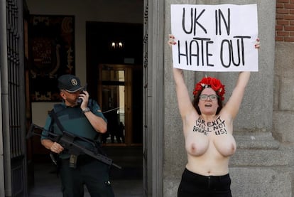 Una activista del movimiento feminista FEMEN protesta portando una pancarta contra el Brexit frente a la sede del Ministerio de Asuntos Exteriores, donde el Secretario de Estado para la Salida de la Unión Europea, Stephen Barclay, estaba reunido con el ministro español de Exteriores en funciones, Josep Borrel.