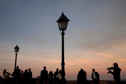 El romanticismo bien podría empezar al atardecer. y de qué mejor forma que amenizado con la música de un violinista. Castillo de Buda (Budai Vár)