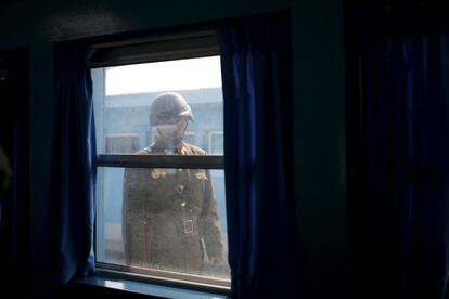 Un soldado norcoreano mira el interior de una sala en la que se celebra un encuentro de la ONU en Panmunjom (Corea del Sur).