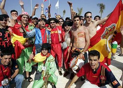 Aficionados españoles, con muchas monteras taurinas, expresan su optimismo en las inmediaciones del estadio de Faro.