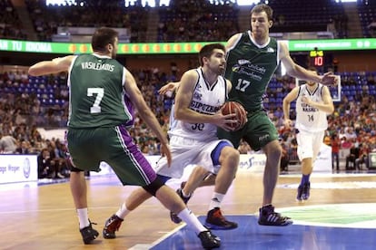 El base del Gipuzkoa Basket Josep Franch intenta superar a Vasileiadis y Fran Vázquez.